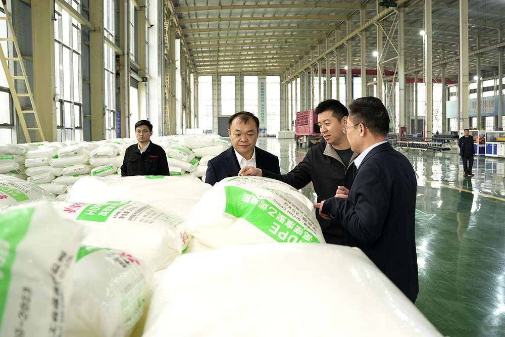 新疆和田地區(qū)策勒縣委副書記、組織部部長(zhǎng)李雷，和田商會(huì)會(huì)長(zhǎng)崔學(xué)海，新疆駐皖工作組主任張新等一行蒞臨豪家股份考察交流