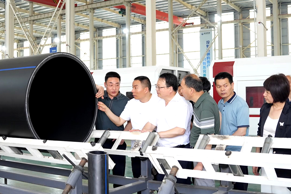 縣人大常委會(huì)副主任楊翠萍帶領(lǐng)阜南一中、三中教學(xué)骨干蒞臨豪家股份考察交流